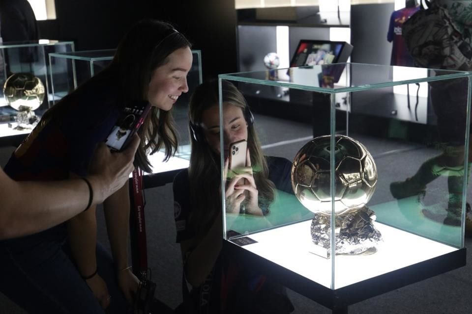 En Barça The Exhibition, la gente también podrá apreciar replicas de jerseys antiguos hasta los más actuales, trofeos de Champions, Copa del Rey, de Liga, y los 6 Balones de Oro ganados por Messi.