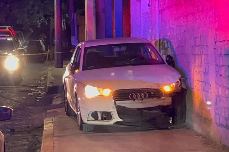 Al circular en un auto de lujo, un hombre fue atacado a balazos y perdió la vida en el Fraccionamiento Nueva Galicia, en Tlajomulco.