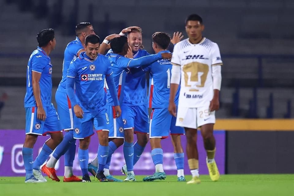 Cruz Azul le dio la vuelta al encuentro en Ciudad Universitaria.