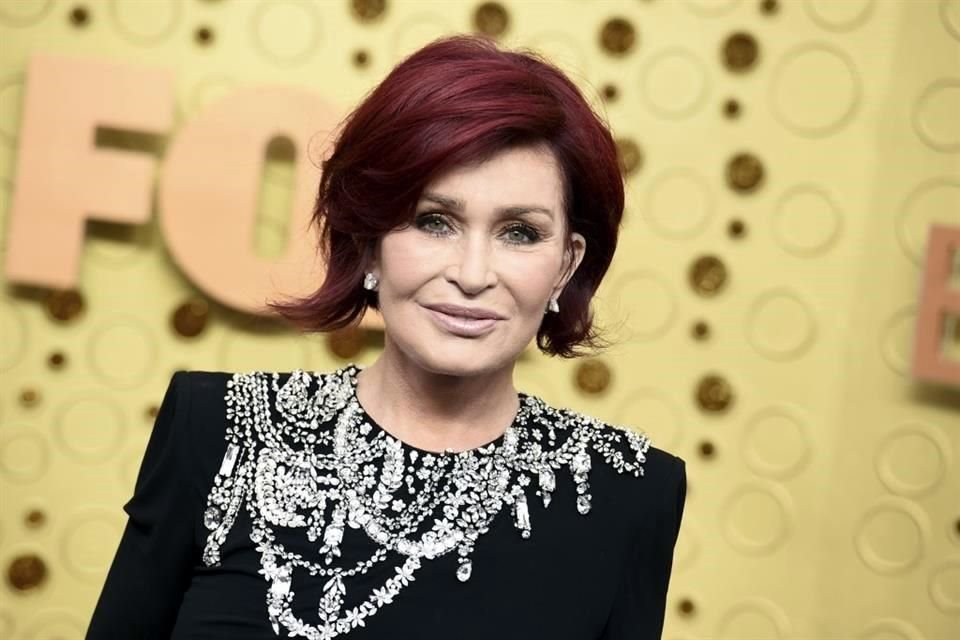 Sharon Osbourne fue hospitalizada de emergencia mientras grababa un programa de televisión; no se revelaron las causas de su internamiento.