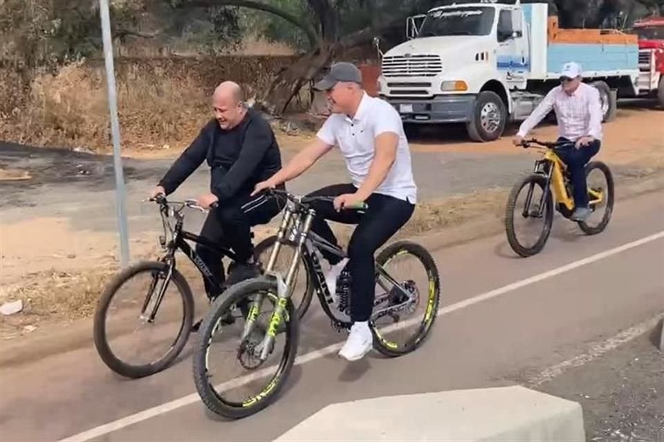 El gobernador de Jalisco, Enrique Alfaro, en compañía del Alcalde de Chapala, Enrique Aguirre, recorren en bicicleta la Ciclovía de Chapala a Jocotepec.