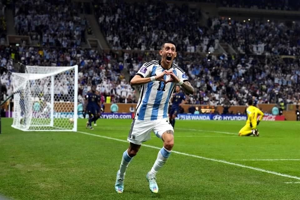 Di María celebra con su característico festejo.