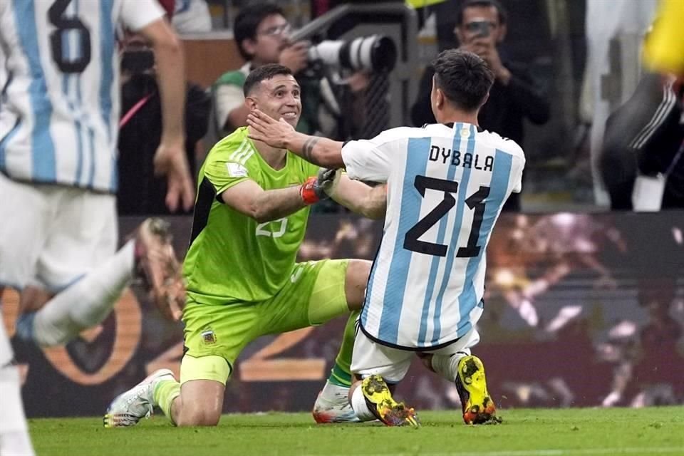 Paulo Dybala felicita al Dibu Martínez por la atajada.