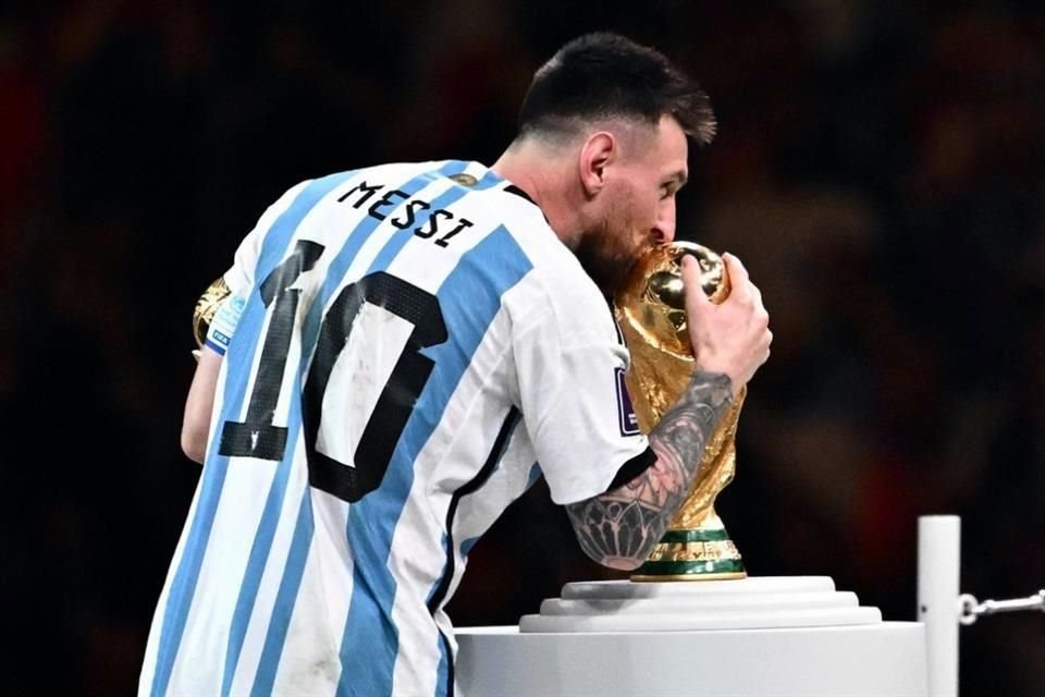 Lionel Messi besando la Copa del Mundo.