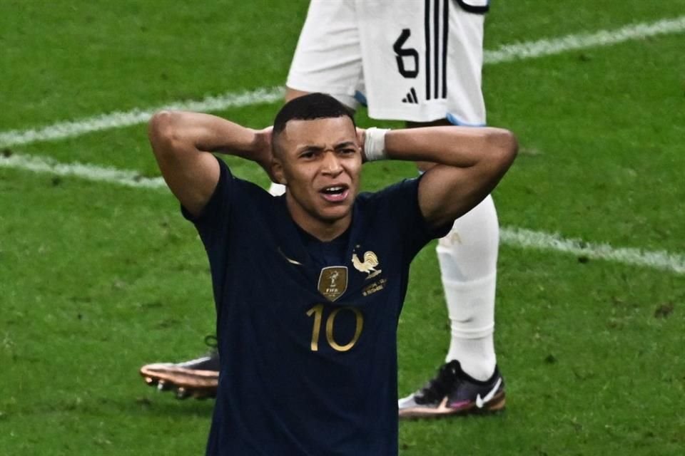 Ni los tres goles que hizo le alcanzaron a Mbappé para coronar a Francia.