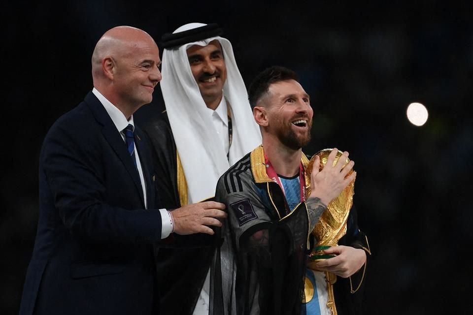 Ataviado con una bisht, la capa tradicional de los árabes, Lionel Messi por fin besó el trofeo más codiciado.