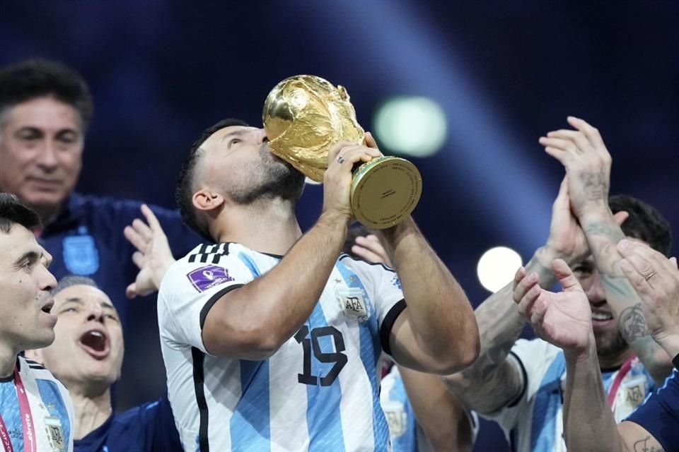 Vestido de jugador, como uno más, el 'Kun' Agüero fue parte del campeonato argentino.