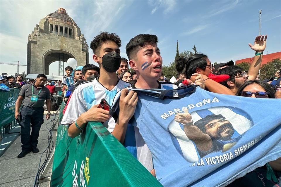 Los aficionados se encomendaron a Maradona.