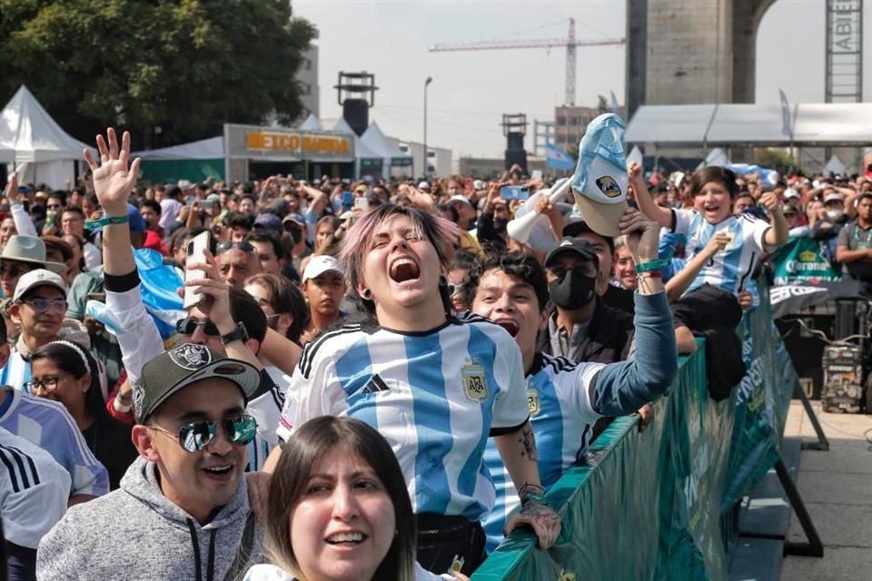 Cientos se reunieron en el Monumento a la Revolución.