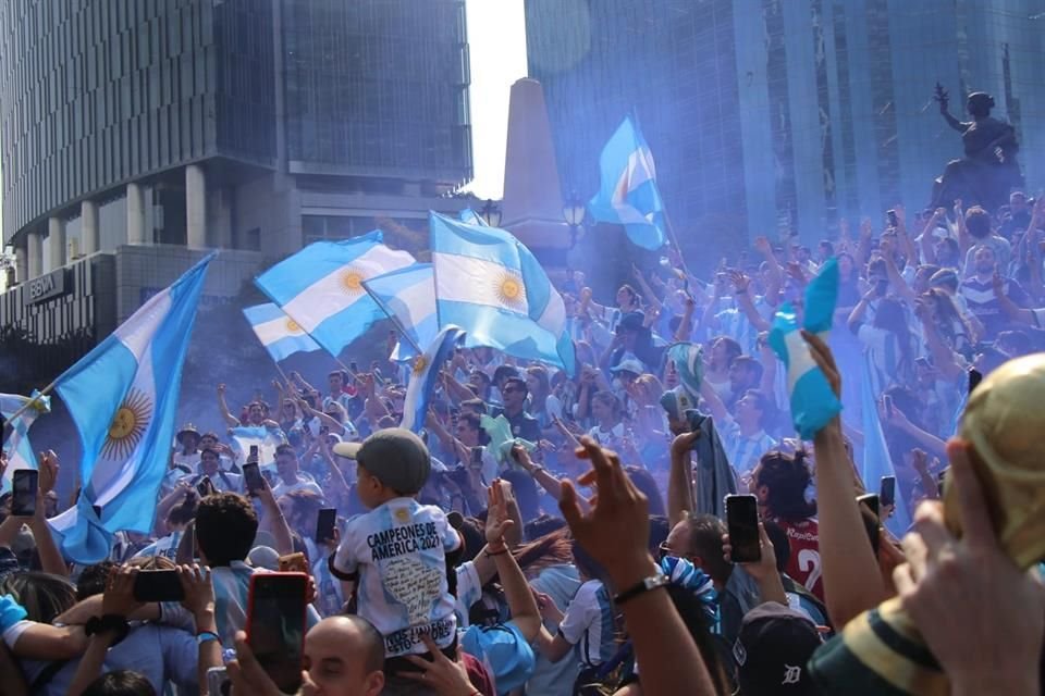 Los colores azul y blanco inundaron el Ángel de la Independencia.