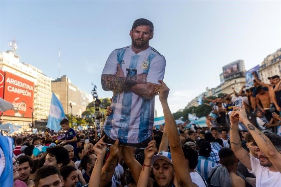 Los argentinos inundaron las calles de Buenos Aires para celebrar el título en Qatar 2022.