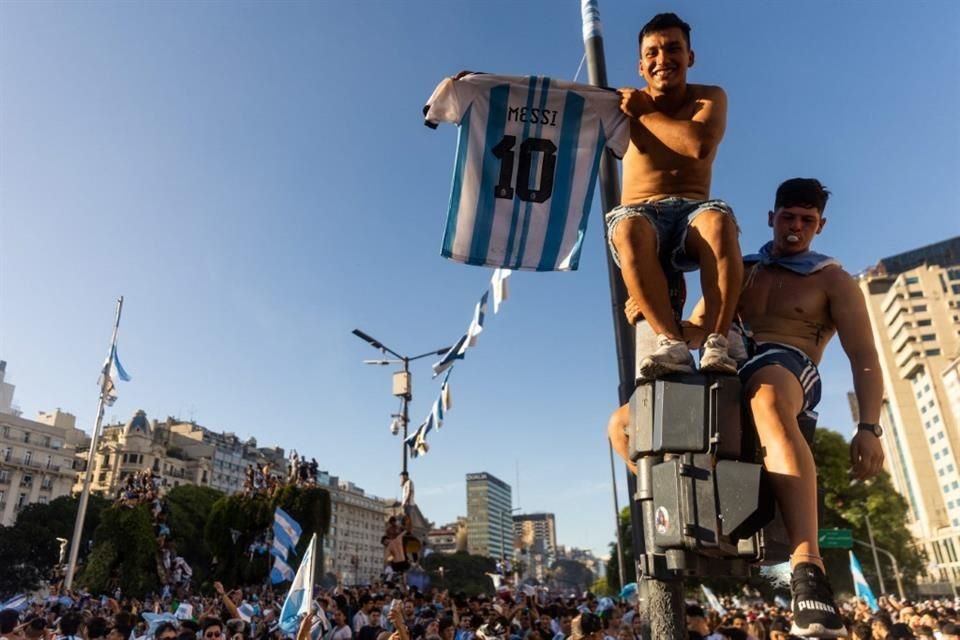 Los argentinos inundaron las calles de Buenos Aires para celebrar el título en Qatar 2022.