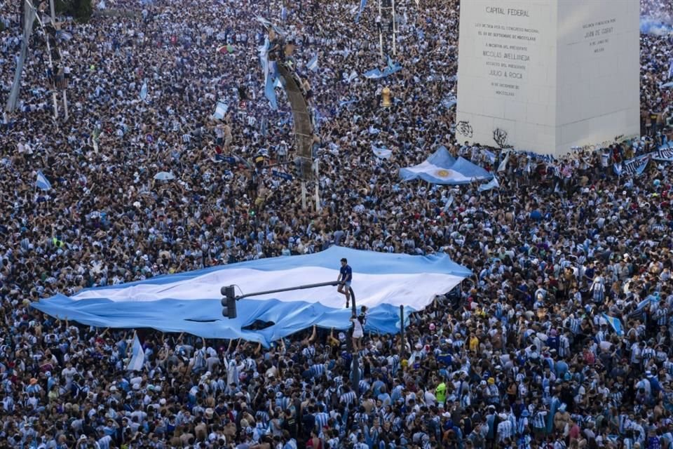 Los argentinos inundaron las calles de Buenos Aires para celebrar el título en Qatar 2022.