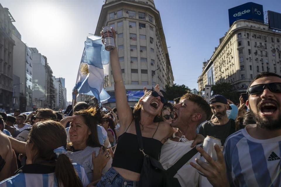 Los argentinos inundaron las calles de Buenos Aires para celebrar el título en Qatar 2022.