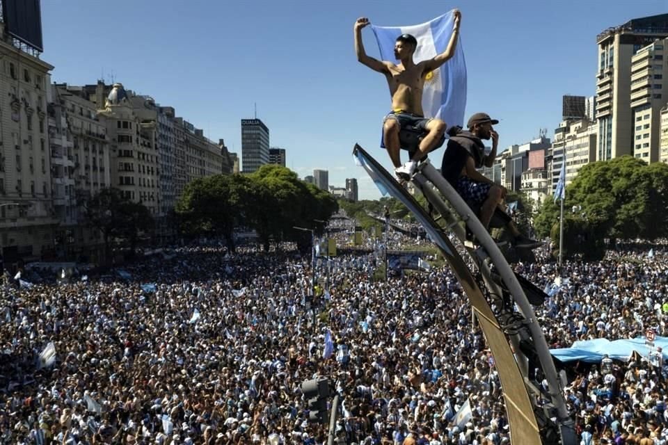 Los argentinos inundaron las calles de Buenos Aires para celebrar el título en Qatar 2022.