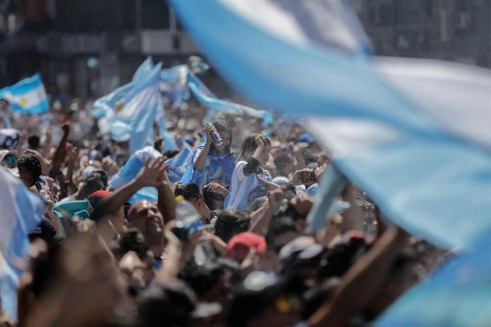 Los argentinos inundaron las calles de Buenos Aires para celebrar el título en Qatar 2022.