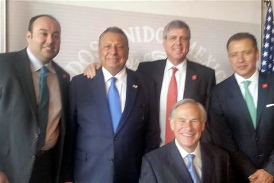 En 2015 como presidente de la Asociación de Empresarios Mexicanos en Austin, Emmanuel Loo, posa a un lado de Juan Moreno, presidente de Gruma, y representantes del organismo en Texas.