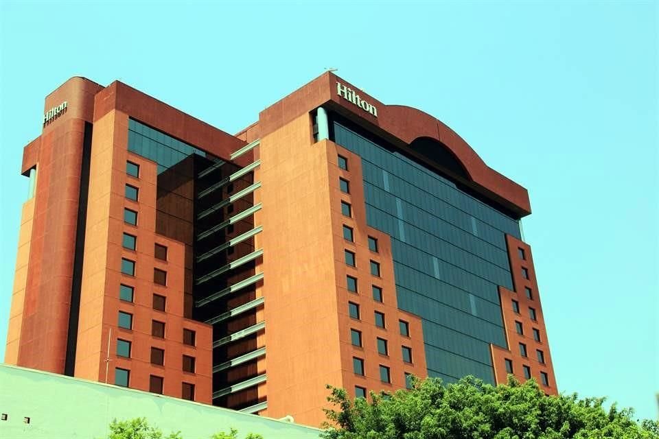 El Hilton Guadalajara tiene 450 habitaciones en un edificio de 20 pisos.