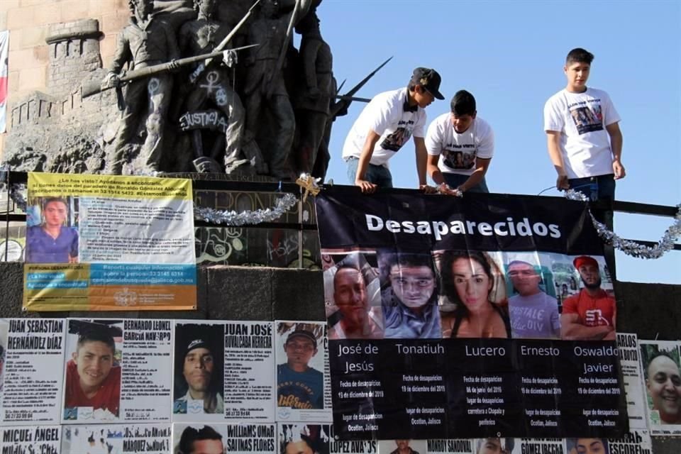 Familiares y amigos de los hermanos Camarena, que cumplen tres años desaparecidos, marchan a la Fiscalía Especial de Personas Desaparecidas.