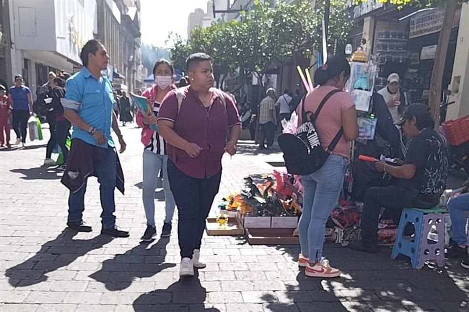 Entre los corredores y calles aledañas del Centro Histórico de Guadalajara, los vendedores ofrecen piedras quita pelusa, cargadores y maquinas manuales de coser.