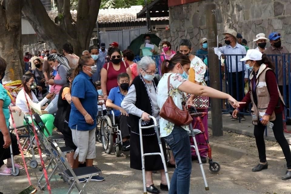 ¿Tienes más de 60 años y no te han vacunado? En los módulos de Guadalajara todavía hay biológico contra el Covid-19 y casi no hay fila.