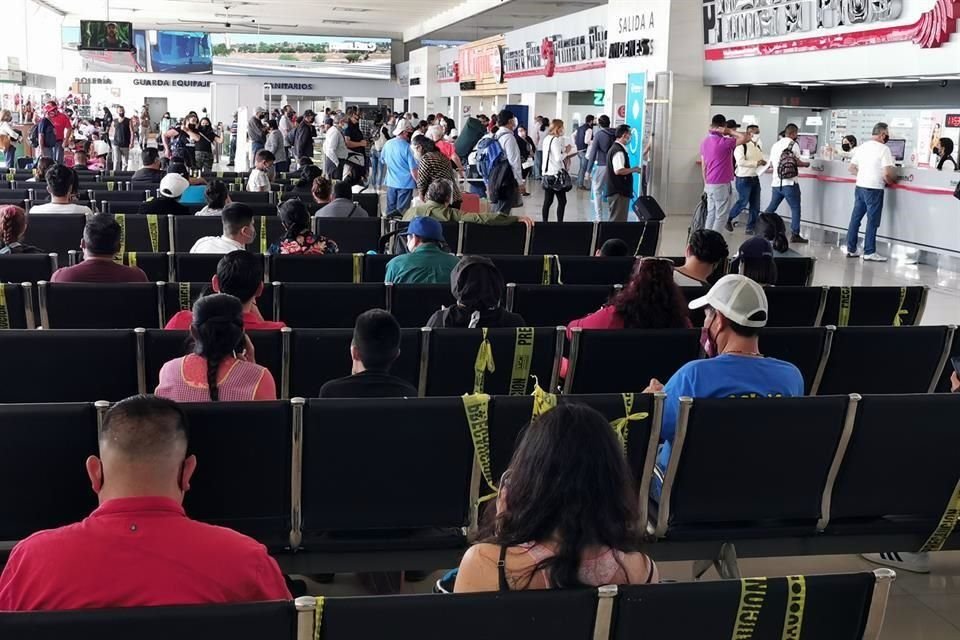 Pese a que en la Central las bancas fueron delimitadas con cintas amarillas, las personas no han procurado mantener la sana distancia de 1.5 metros.