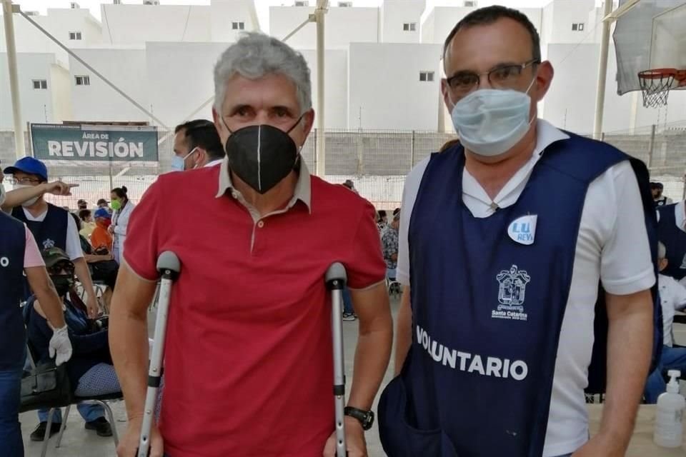 Ricardo Ferretti se aplicó hoy la primera dosis de la vacuna en Santa Catarina.
