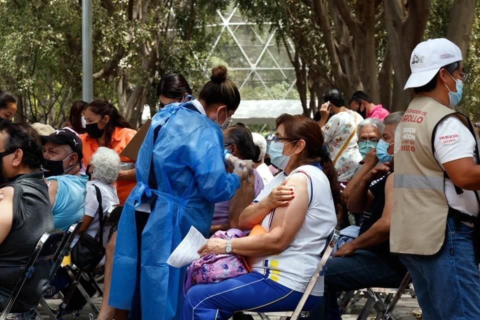 Aunque la jornada es para adultos mayores de Guadalajara, en los centros están vacunando sin importar el Municipio de residencia, lo único que se pide es que sea de Jalisco.