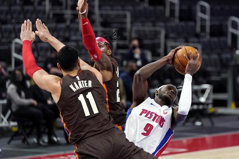 Jerami Grant (der.) anotó 30 puntos por los Pistons, que cayeron por quinta ocasión en sus últimos seis compromisos.