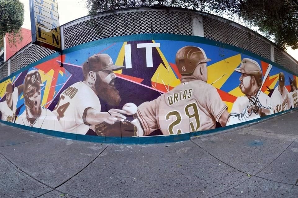 Julio Urías es uno de los peloteros mexicanos que aparecen en los murales.