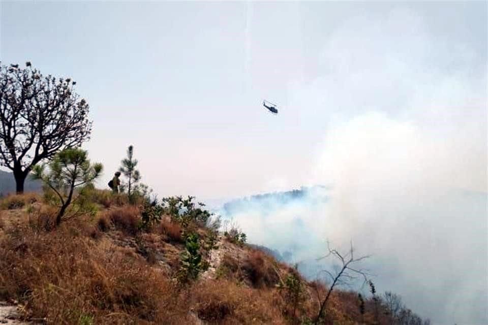 Las fuertes rachas de viento, de hasta 49 kilómetros por hora, han impedido que los brigadistas tomen el control del incendio.
