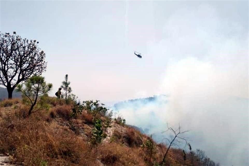 Las fuertes rachas de viento, de hasta 49 kilómetros por hora, han impedido que los brigadistas tomen el control del incendio.