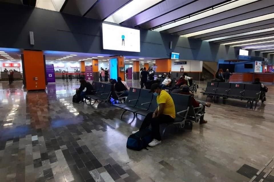 El Aeropuerto Internacional de Monterrey registró una baja afluencia de paseantes a comparación de años anteriores.