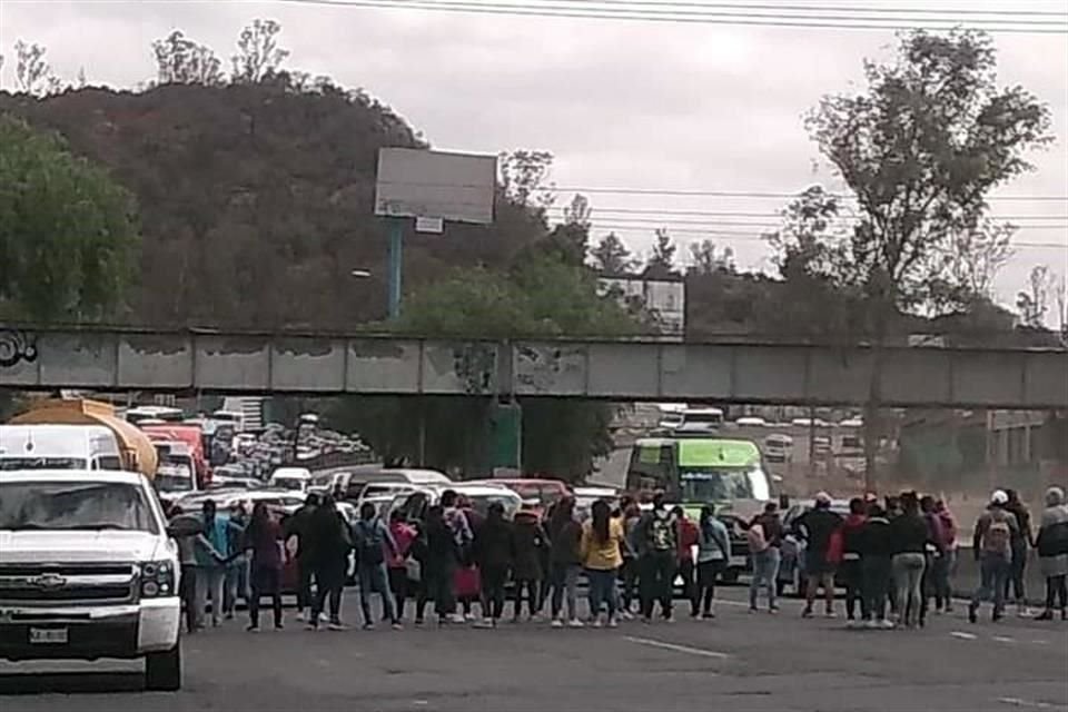 El Gobierno del Estado de México aseguró que las mujeres que bloquearon hoy la autopista México - Pachuca, en protesta por falta de pagos del Salario Rosa, ya están siendo atendidas