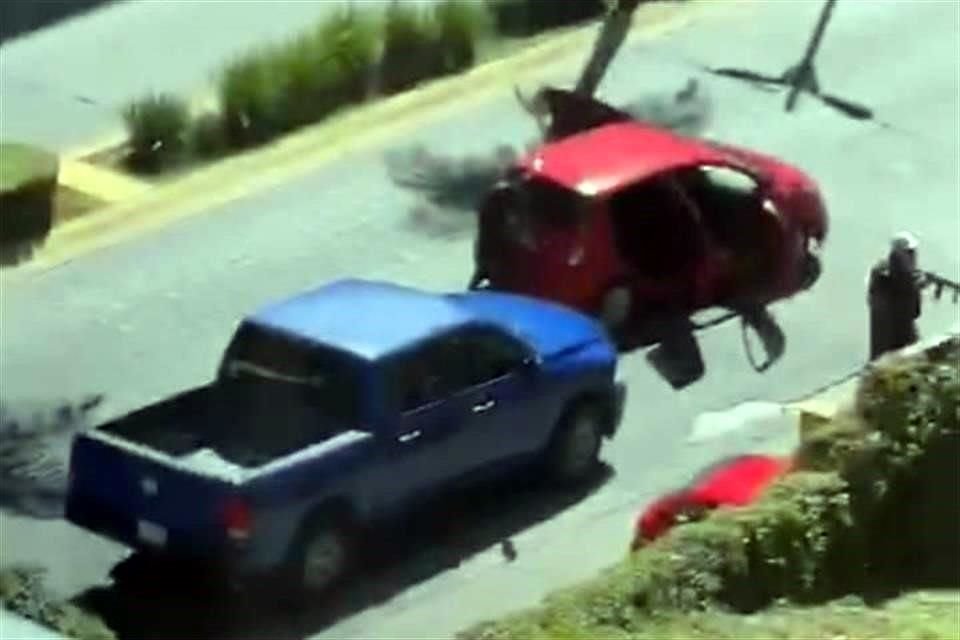 El hecho quedó grabado por trabajadores y consumidores de la zona, en videos difundidos en redes sociales.