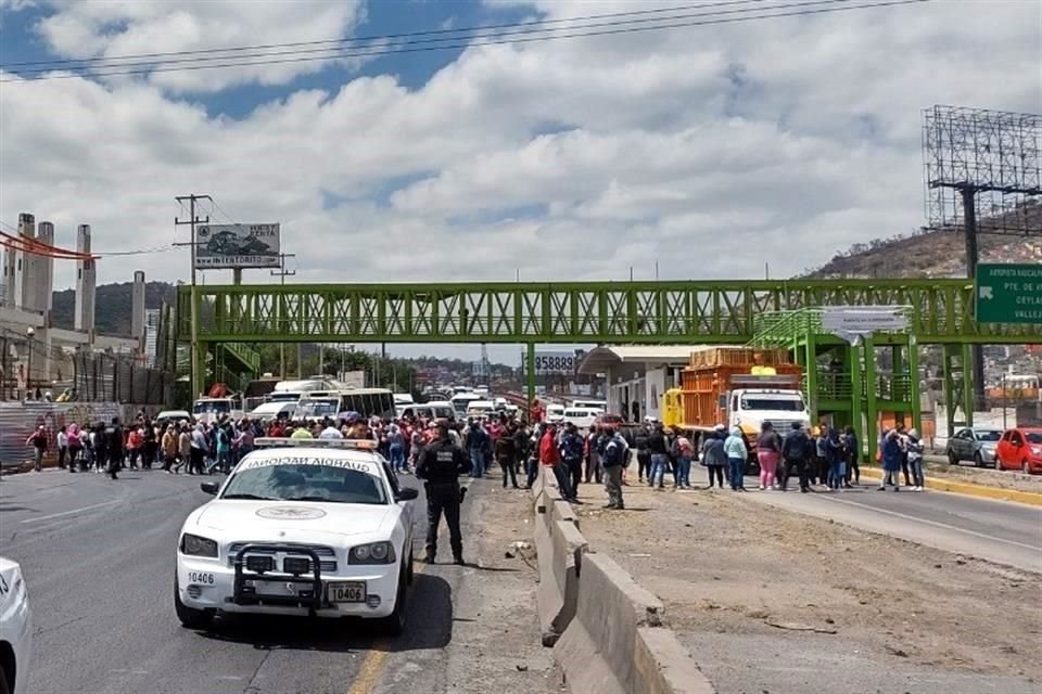 Tras bloquear varias horas la México-Pachuca hacia CDMX, en Tlalnepantla, decenas de mujeres se retiraron y el avance de autos ya es constante.