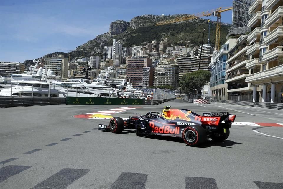 Lewis Hamilton hizo un berrinche al enterarse que el tapatío Checo Pérez lo rebasó.