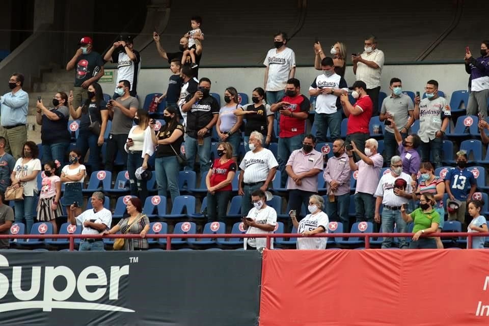 Más de 8 mil aficionados acudieron a la cita en el 'Palacio Sultán'.