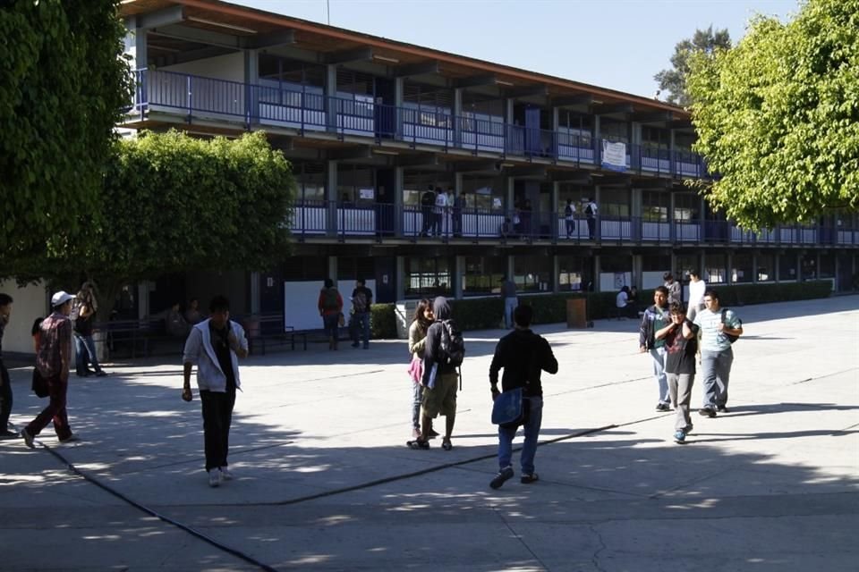 La preparatoria se encuentra sobre Anillo Periférico Norte Manuel Gómez Morín y tiene alrededor de 2 mil estudiantes activos.