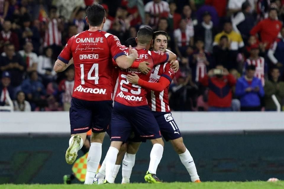 'Conejito' Brizuela provocó un autogol para el segundo de Chivas.