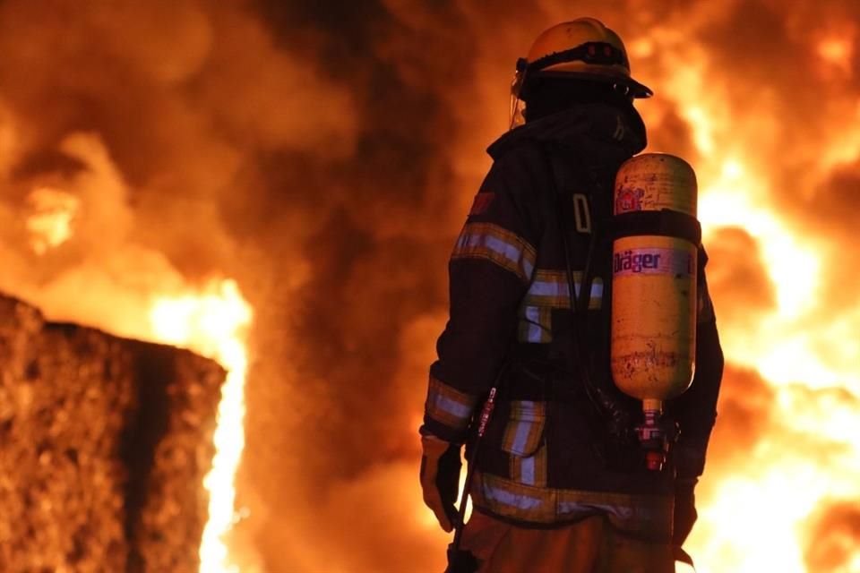 Decenas de bomberos combaten un incendio en una planta recicladora ubicada en la Colonia Central Camionera, en Tlaquepaque, Jalisco.