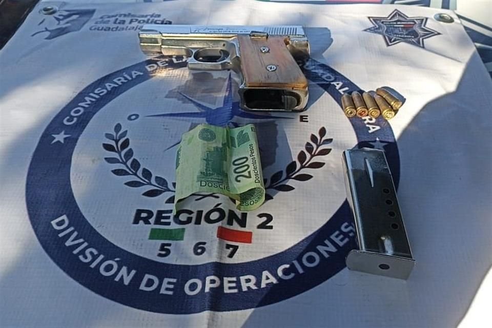 Un sujeto terminó detenido luego de que presuntamente robó a un taxista y apuntó con un arma de fuego a oficiales de Guadalajara, quienes lo hirieron.