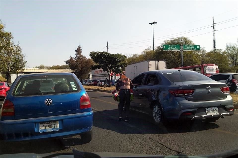 El tráfico es aprovechado por vendedores ambulantes.