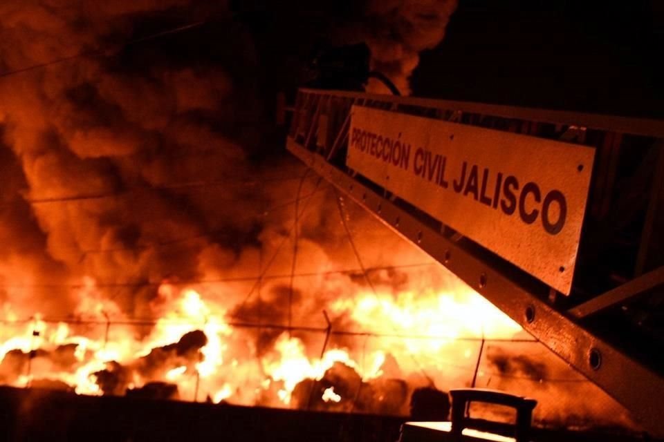 Luego de un incendio en una fábrica en Tlaquepaque la noche del lunes, el martes se activó precontingencia atmosférica en las estaciones Las Pintas y Tlaquepaque.