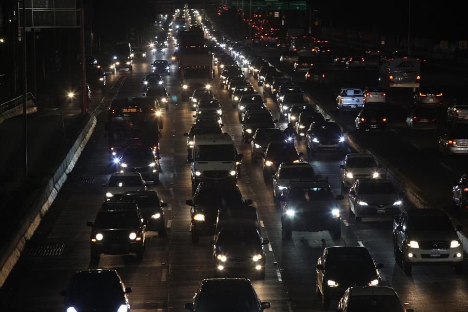 I Vecinos del corredor López Mateos Sur padecen caos vial a toda hora.