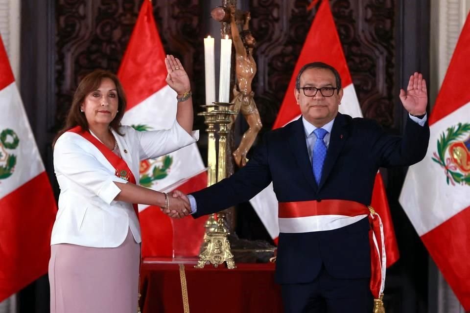 Dina Boluarte con Alberto Otarola, su nuevo Premier en el Palacio de Gobierno en Lima.