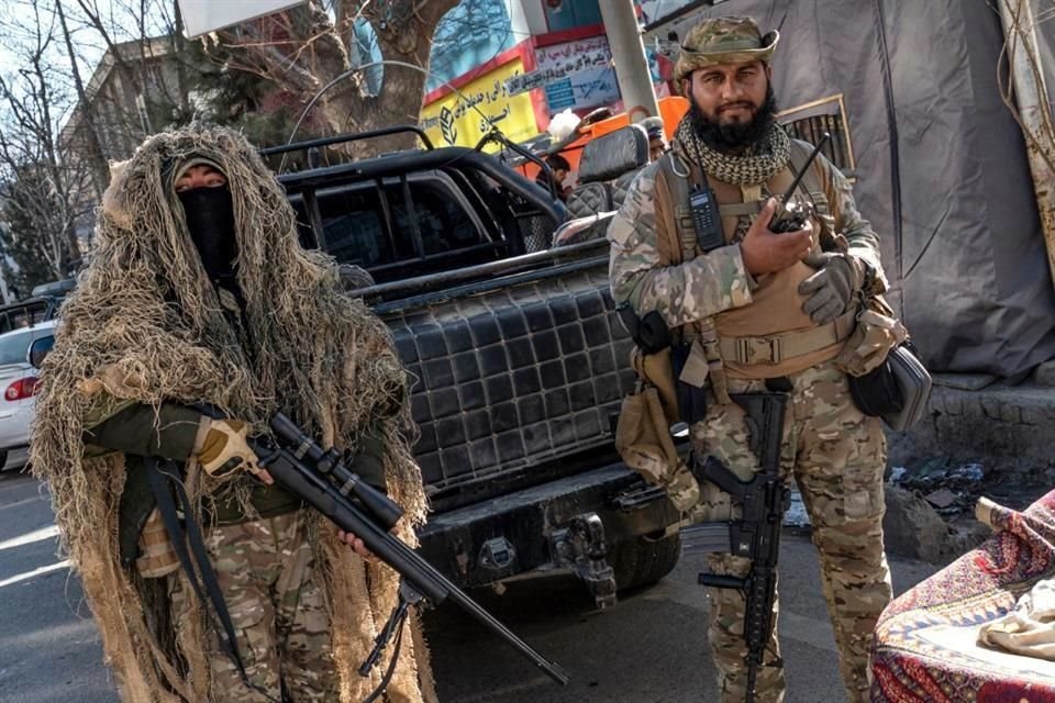 Personal de seguridad talibán hace guardia a lo largo de una carretera en Kabul.