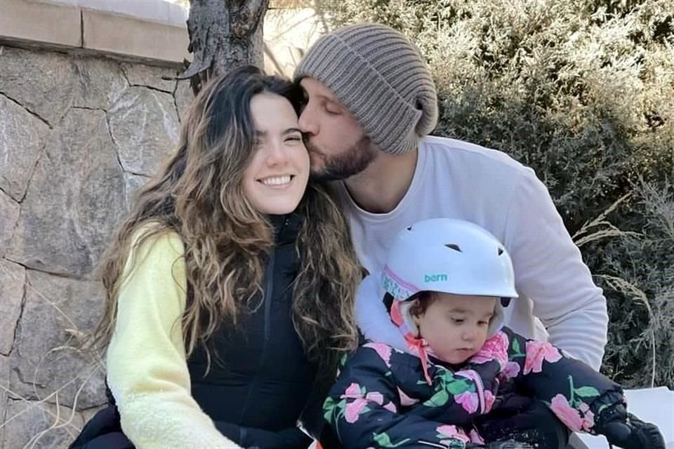 Camila Fernández, su esposo Francisco Barba y su hija Cayetano de vacaciones en la nieve.