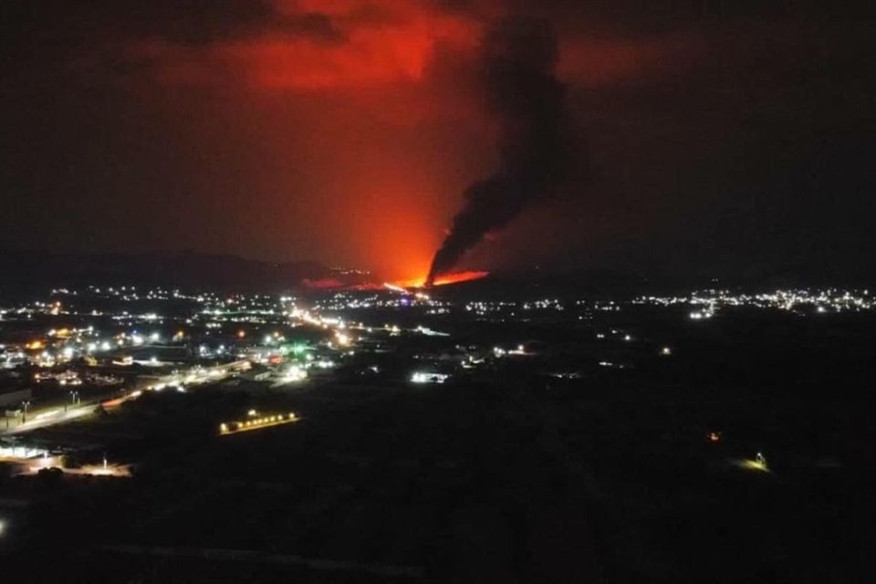 La explosión de un ducto de Pemex en Epazoyucan, Hidalgo, dejó como saldo a una persona muerta; al punto llegaron Bomberos, Sedena y SSP.