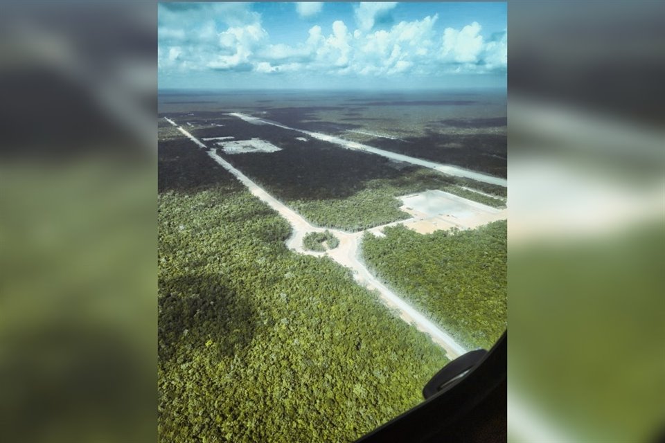 El Mandatario, quien ayer inició una gira por la península de Yucatán, realizó un sobrevuelo por la ruta del Tren Maya.